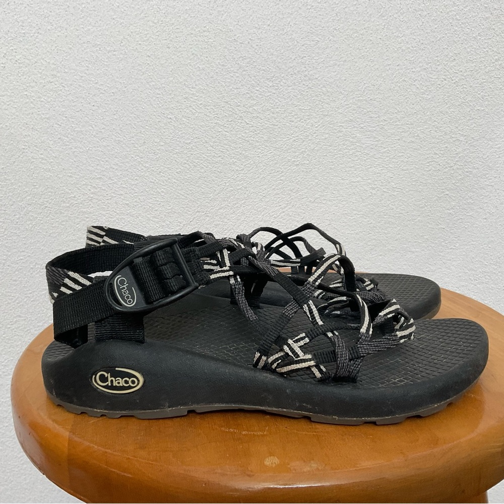 Chaco Black, White, Grey Thin Strap Toe Loop Adjustable Sandal Size 6 Summer